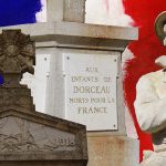 Vue des monuments aux morts de Rémalard en Perche sur fond du drapeau tricolore