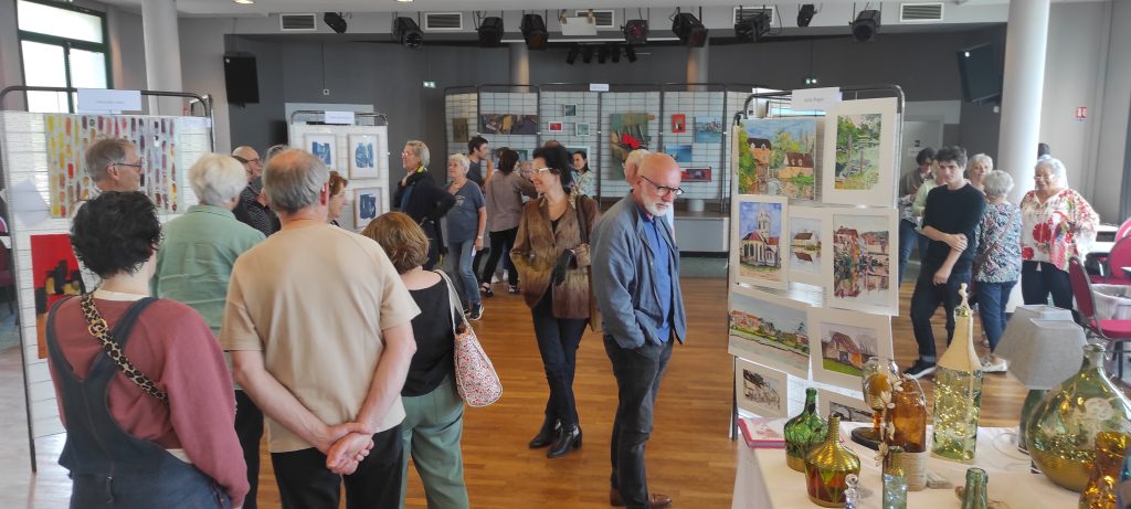 Vue de l'exposition en 2024 avec le public regardant les oeuvres