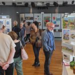 Vue de l'exposition en 2024 avec le public regardant les oeuvres