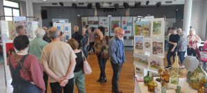 Vue de l'exposition en 2024 avec le public regardant les oeuvres