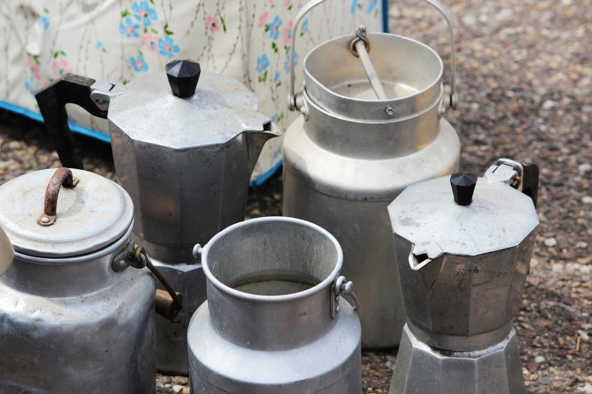 Image montrant des pots à lait en brocante.