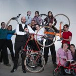 Les membres de la compagnie de crique à vélo posent avec leurs vélos