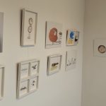 Oeuvres de Gilbert Legrand présentées dans l'exposition montrant des objets détournés en personnages.