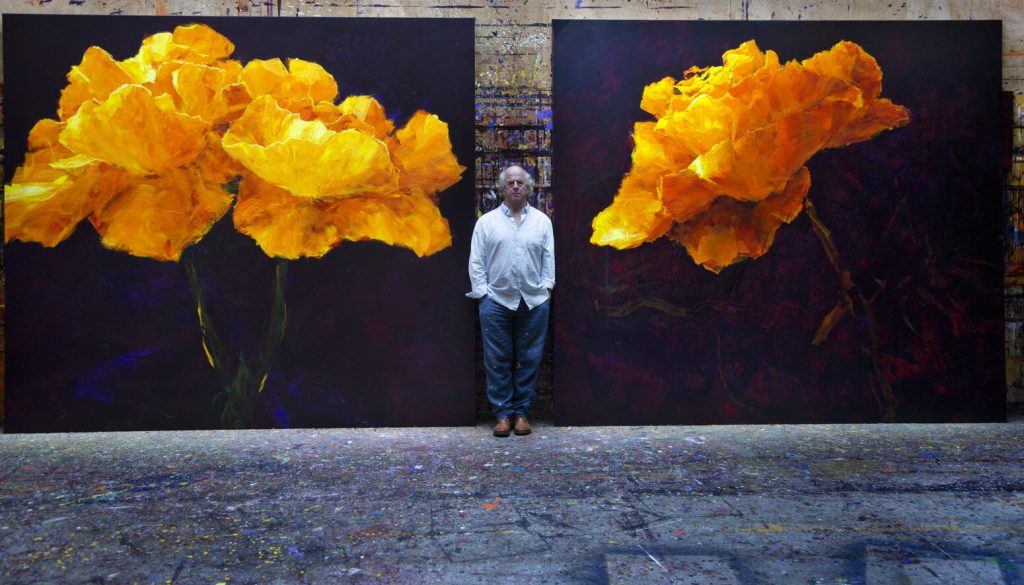 Image extraite du film Par-delà les silences montrant le peintre Charles Belle devant deux de ses toiles représentant de grandes fleurs jaunes sur fond sombre.