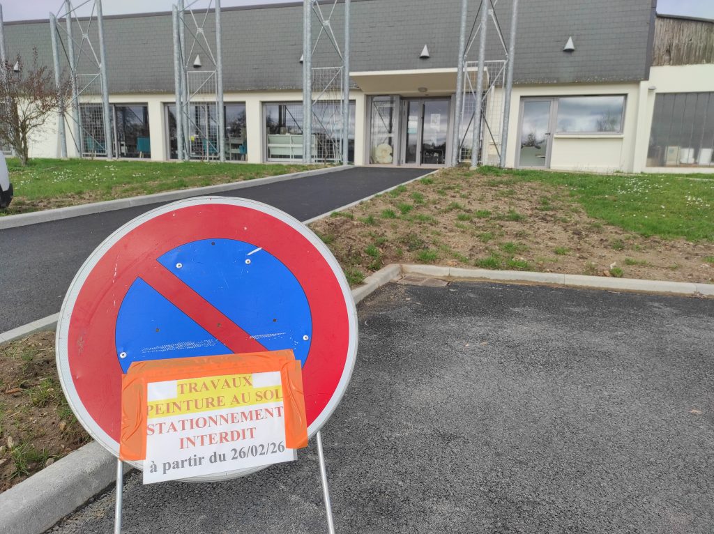 Image montrant un panneau d'interdiction de stationner sur le parking de la médiathèque