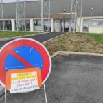 Image montrant un panneau d'interdiction de stationner sur le parking de la médiathèque