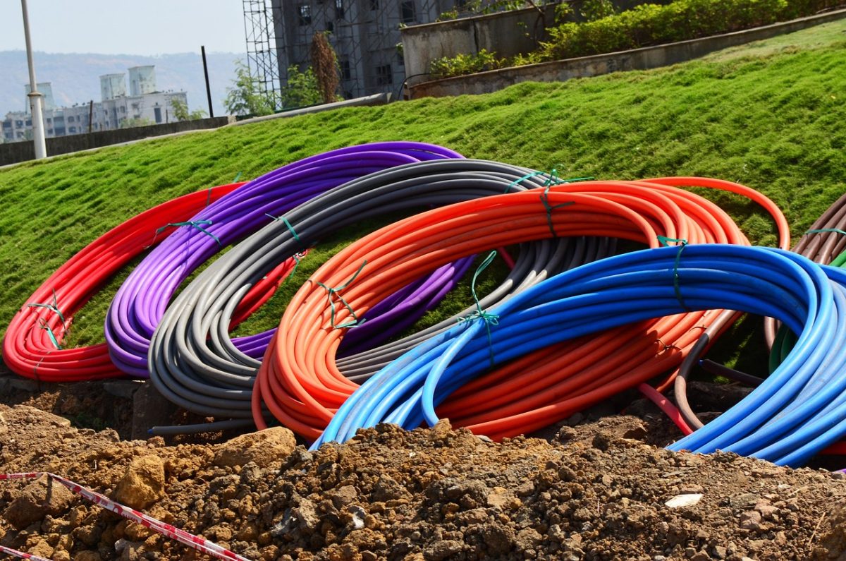 Image montrant des bobines de fibre optique de toutes les couleurs, posées au sol avant d'être enfouies dans le réseau.