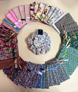 Image montrant les trousses de toilette et gants exfoliants fabriqués par la mini-entreprise du collège Paul-Harel