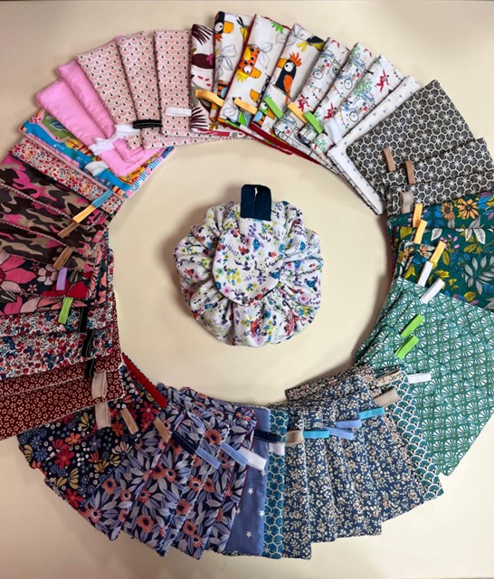 Image montrant les trousses de toilette et gants exfoliants fabriqués par la mini-entreprise du collège Paul-Harel