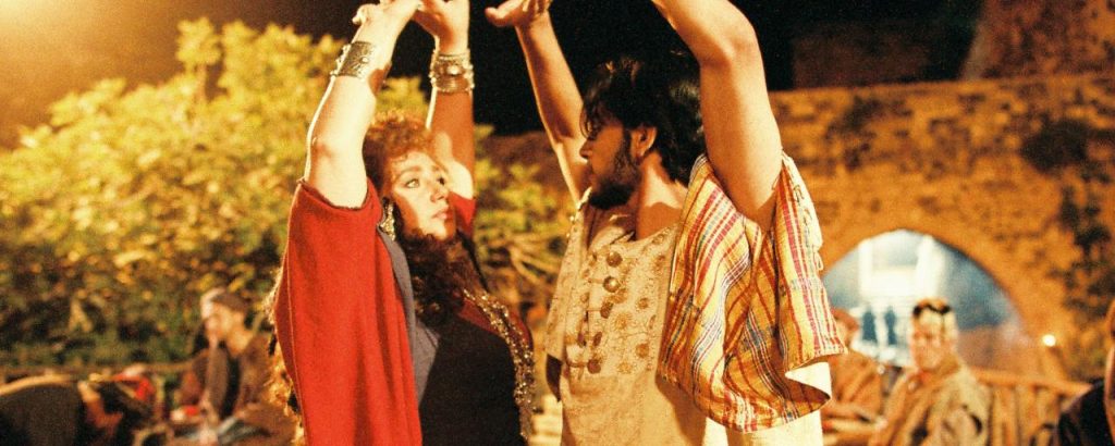 Image du film Le Deston montrant un homme et une femme en train de danser.