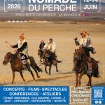 Affiche du festival nomade du Perche montrant des cavaliers mongoles en costumes traditionnels. Derrière eux au loin on distingue des yourtes et plus loin des montagnes enneigées.