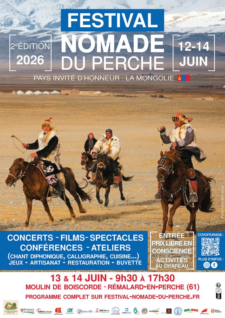 Affiche du festival nomade du Perche montrant des cavaliers mongoles en costumes traditionnels. Derrière eux au loin on distingue des yourtes et plus loin des montagnes enneigées.
