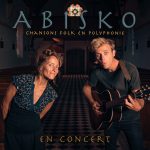 Image montrant les deux membres du duo Abisko dans l'église Saint-Paterne de Bellou