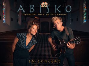 Image montrant les deux membres du duo Abisko dans l'église Saint-Paterne de Bellou